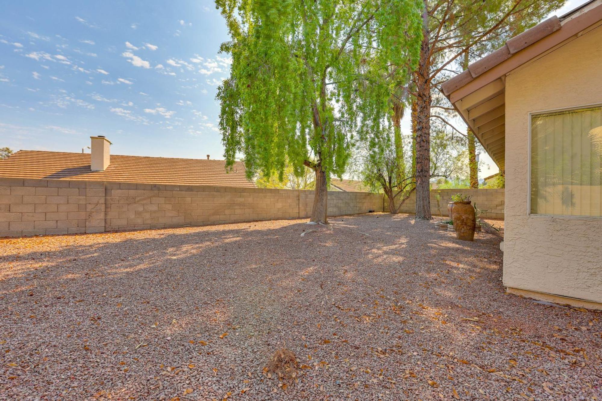 Furnished Patio, Fenced Yard In Green Valley Holiday home