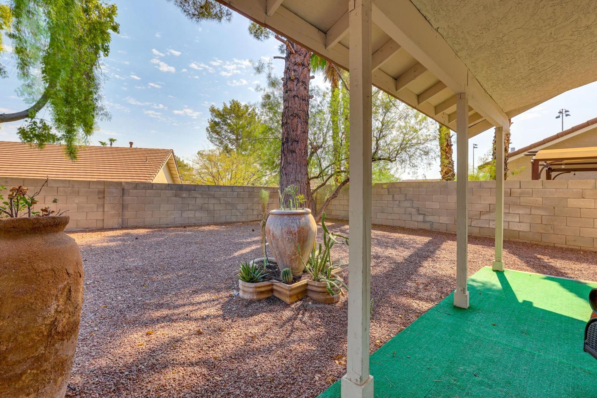 Furnished Patio, Fenced Yard In Green Valley Holiday home