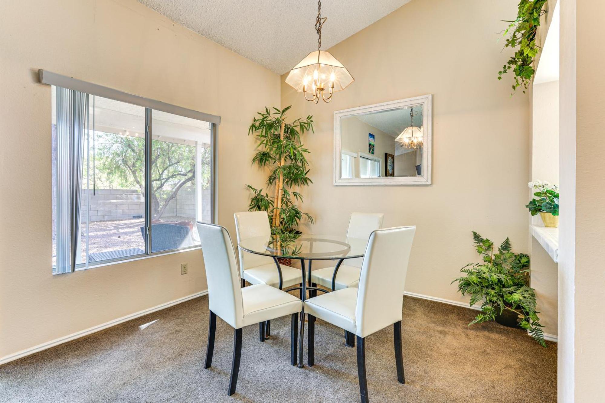Furnished Patio, Fenced Yard In Green Valley Holiday home *