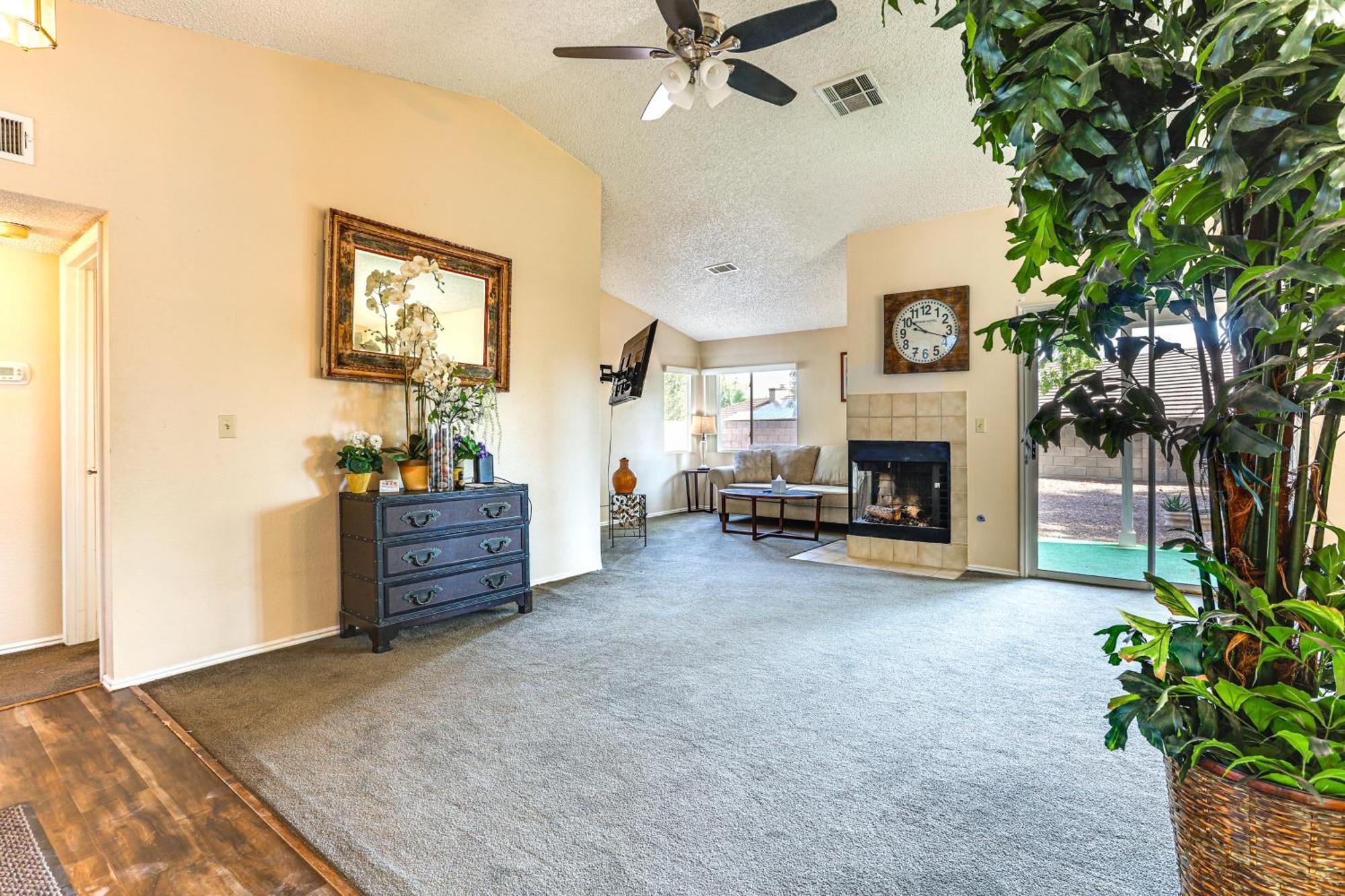 Furnished Patio, Fenced Yard In Green Valley Holiday home